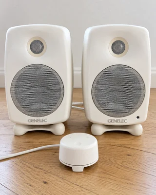 Genelec G Two A + 9000A volymkontroll – vit