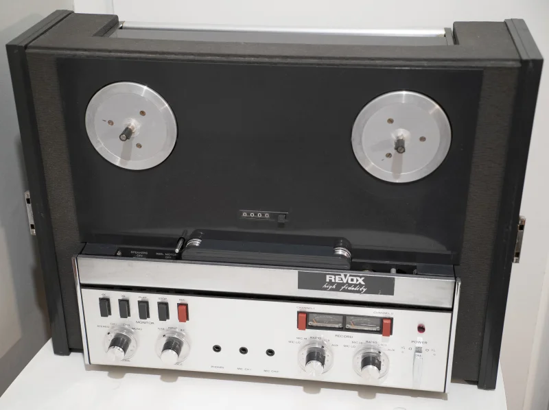 Revox A77 - 2-sp&aring;rs rullbandspelare i v&auml;ska med h&ouml;gtalare - Bild 1 av 7