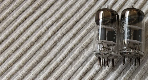 Ett par Telefunken ECC 81  rör med 45-graders getter (o...