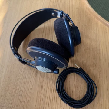 AKG 702