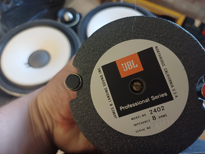 JBL 2402 inkl hållare.