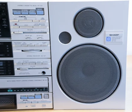 Sharp Stereopaket med unik helautomatisk skivspelare, kassettd&auml;ck & receiver