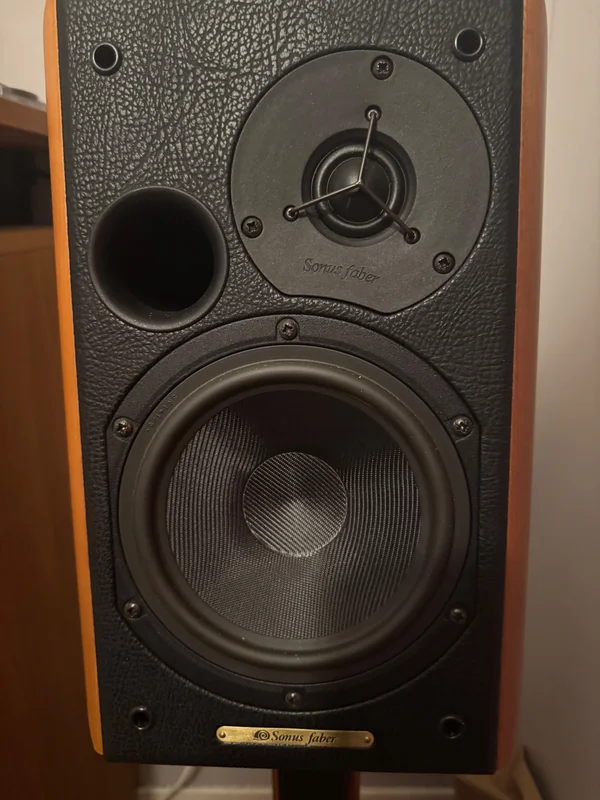 Sonus Faber Concerto med originalstativ i trä/metall Sonus Faber Concerto med originalstativ i trä/metall - Bild 1 av 3