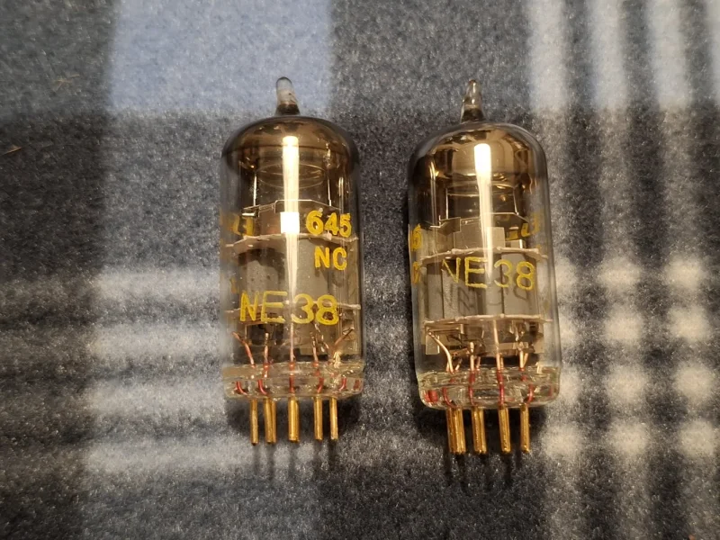 E83CC Tesla Gold (ECC83) NOS Yellow Print Gold Pins E83CC Tesla Gold (ECC83) NOS Yellow Print Gold Pins - Bild 4 av 5