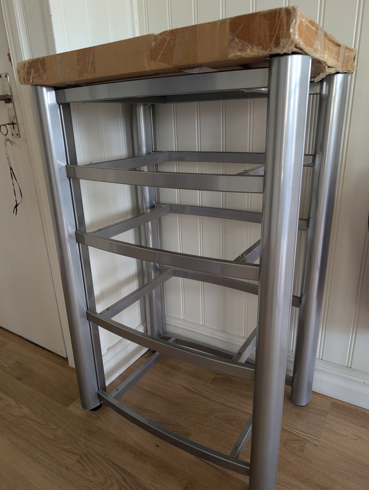 Rack i stål med glashyllor
