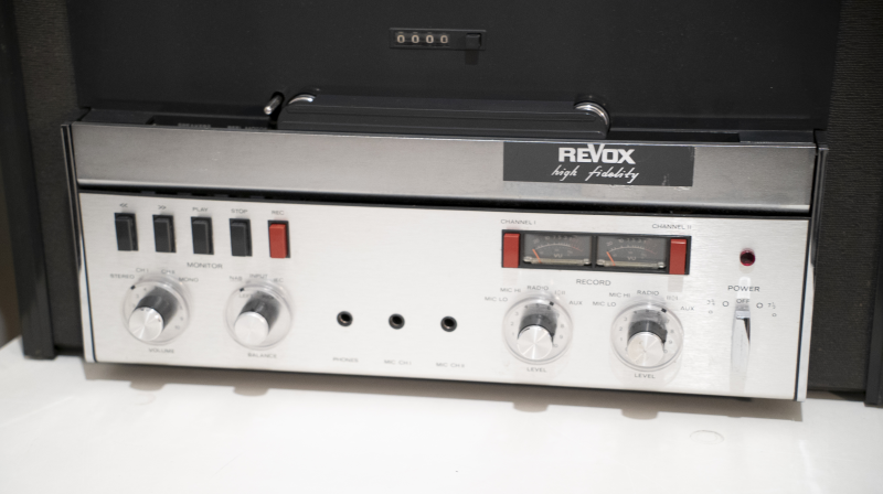 Revox A77 - 2-spårs rullbandspelare i väska med högtalare - Bild 3 av 7