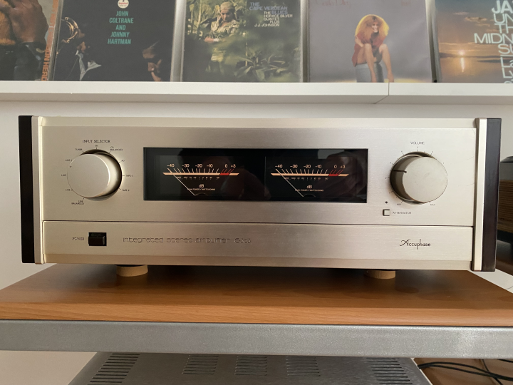 Accuphase E-305