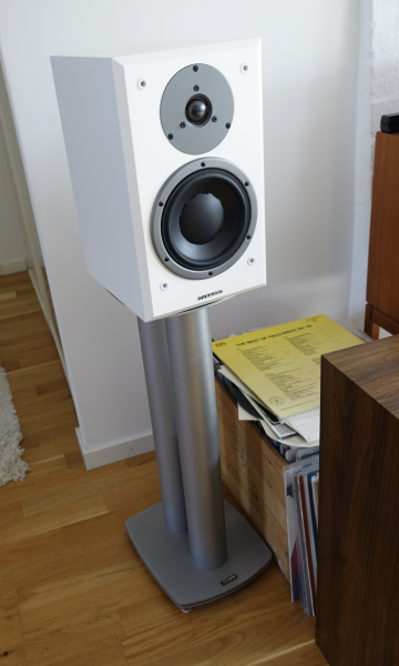 Dynaudio Emit M20 med Dynaudio Stativ