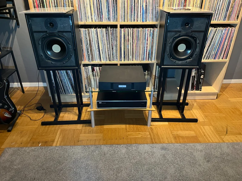 Linn Sara Nine i fint skick med originalstativ Linn Sara Nine i fint skick med originalstativ - Billede 1 af 1