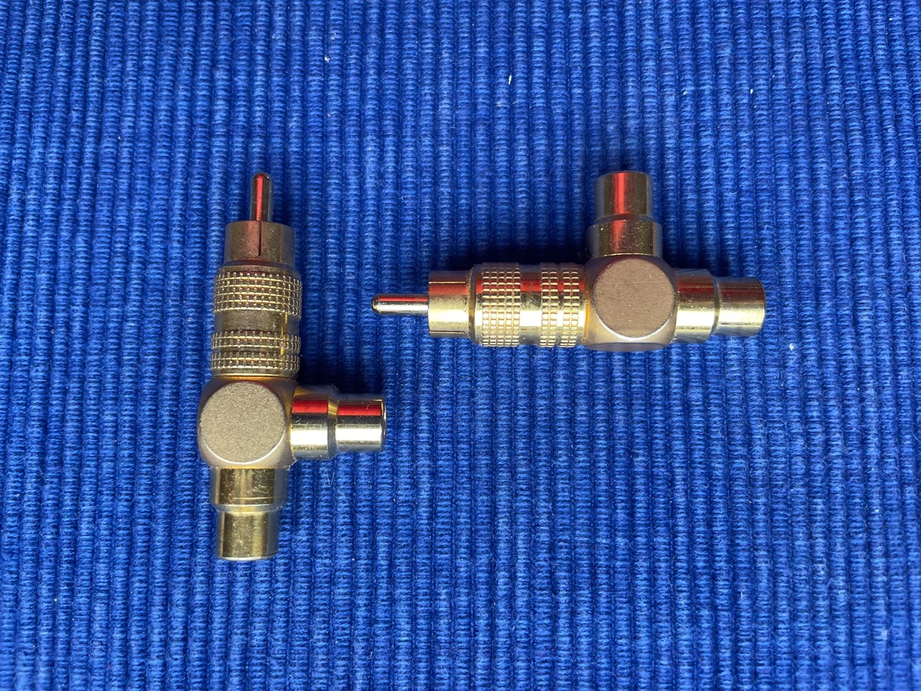 RCA vinklade y-koppling RCA vinklade y-koppling - Bild 1 av 2
