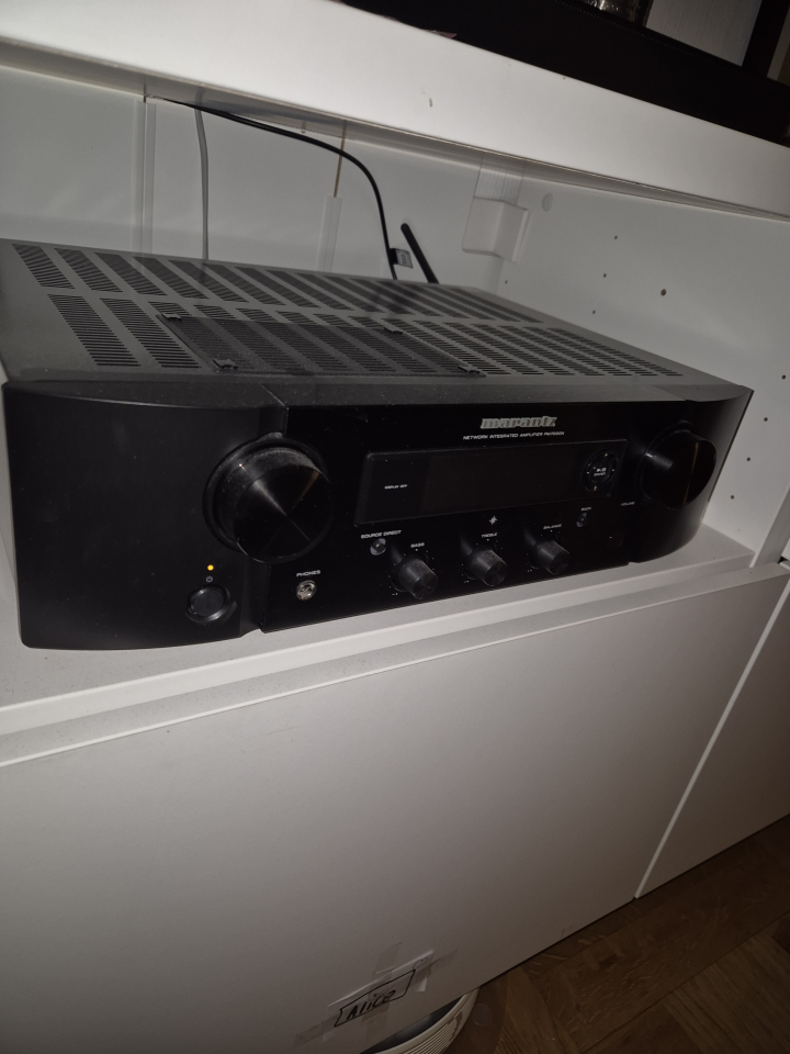 Marantz förstärkare och Klipsch högtalare.