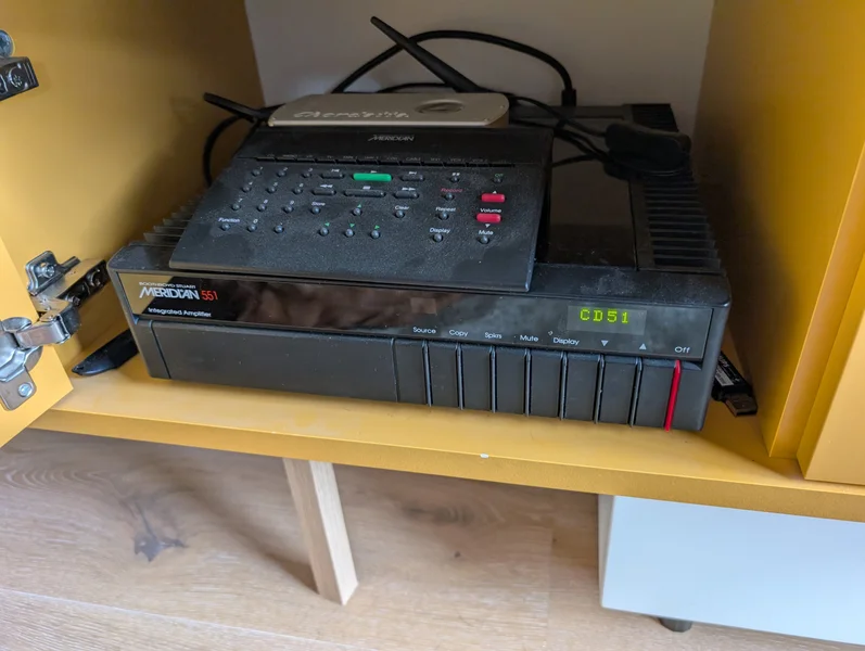 Meridian 551 med fj&auml;rrkontroll  - Bild 1 av 1