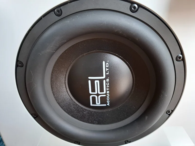 Dali Rubicon 5, Centerh&ouml;gtalare samt REL subwoofer vit pianolack - Bild 19 av 22