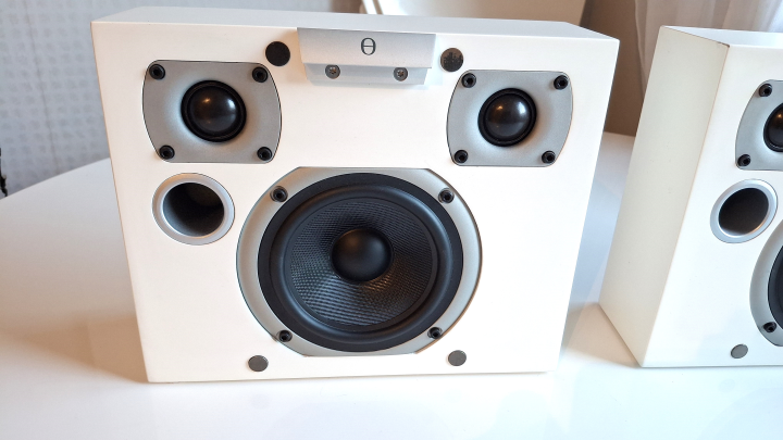 Audiovector K-X high-end vägghögtalare