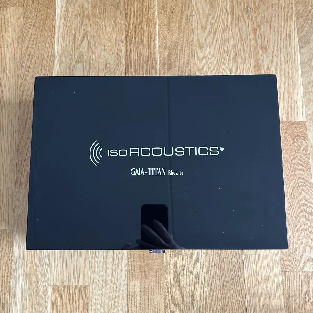 Isoacoustics Titan Rhea