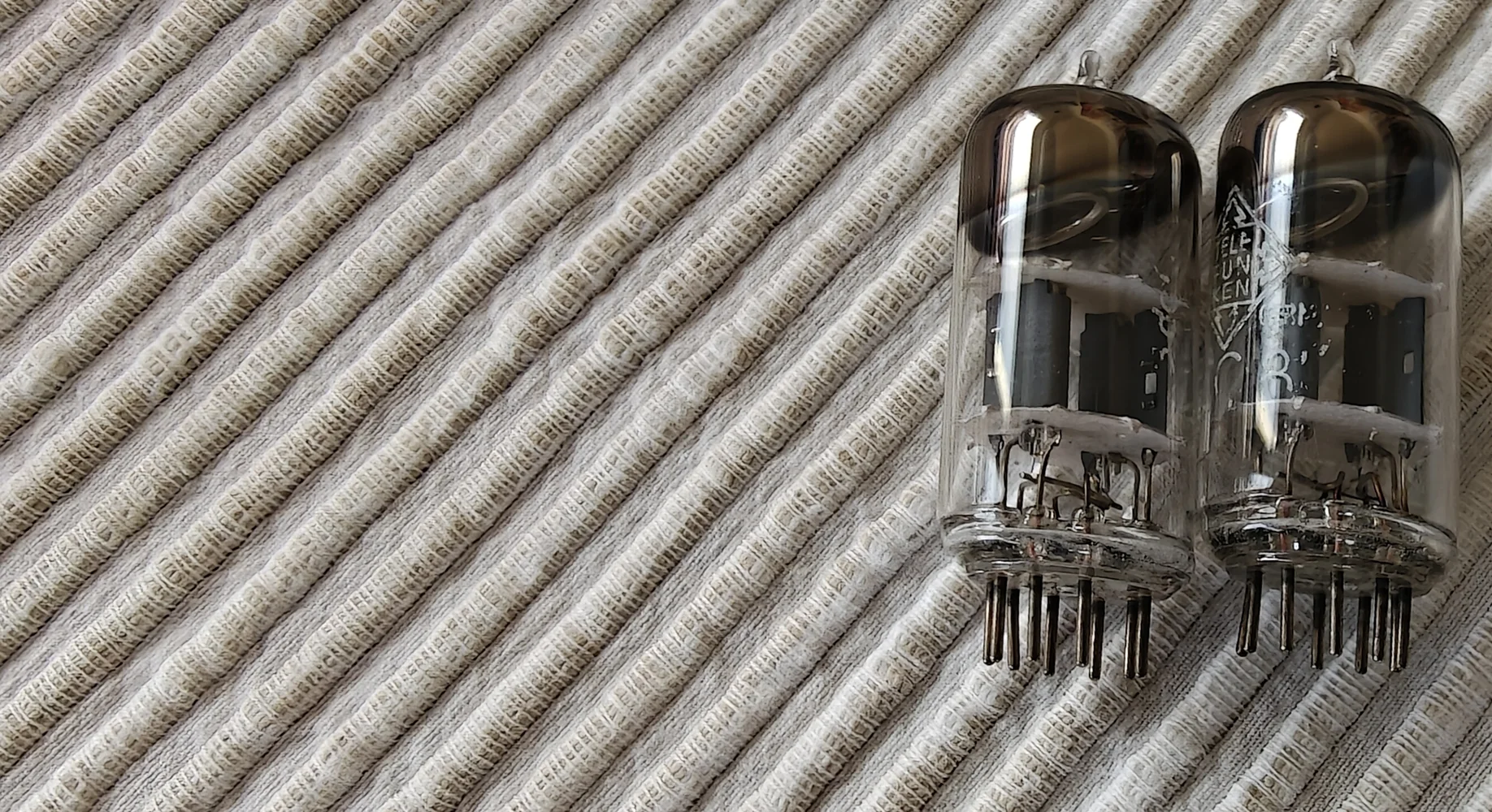 Ett par Telefunken ECC 81 rör med 45-graders getter (ofta kallat "45° getter")!