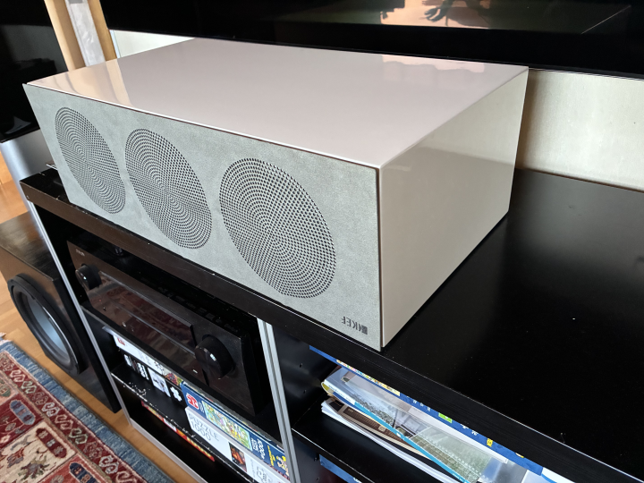 Kef r2c vit högglans