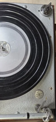 Carlsson-h&ouml;gtalare samt f&ouml;rst&auml;rkare, hemmabyggen, tillh&ouml;rande vinylskivspelare medf&ouml;ljer