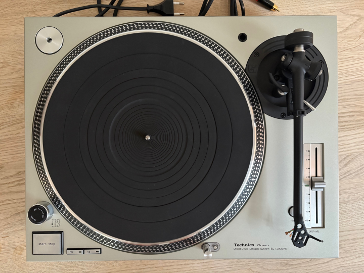 Technics SL 1200 MK5 med Rega RB330 arm