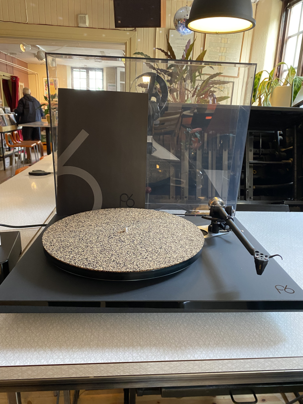 Rega P6 + Ortofon 2M Black Rega P6 + Ortofon 2M Black - Bild 2 av 3