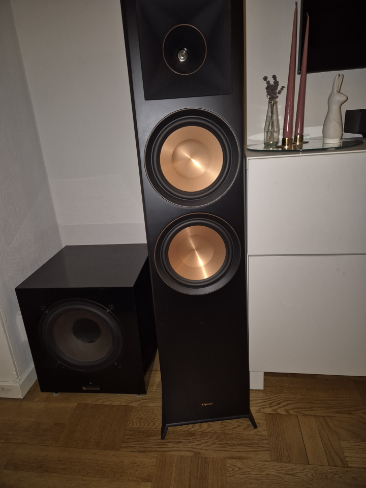 Marantz förstärkare och Klipsch högtalare.