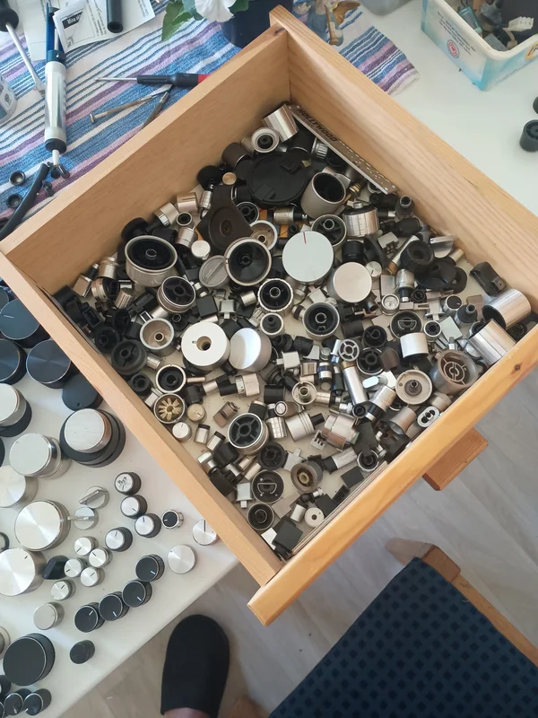 Knobs, vreden, tryckknappar m.m Knobs, vreden, tryckknappar m.m - Bild 2 av 2