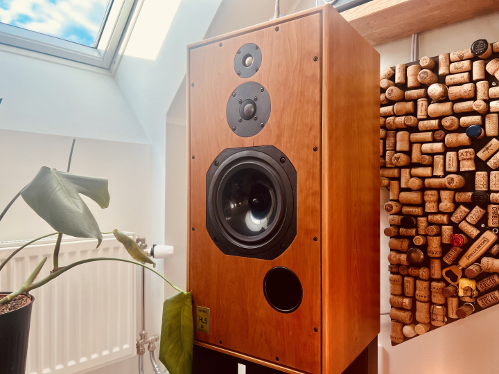 Harbeth Super HL5 Plus m. stativ från Rogoz Audio 🔊