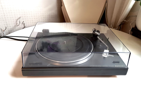 SANYO TP 1005U Semiatomatisk Skivspelare