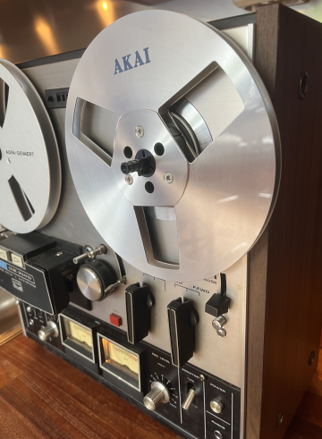 Akai GX-210D bandspelare med  tre motorer tre tonhuvud o auto reverse funktion
