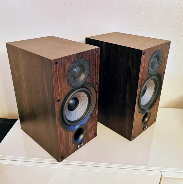 ELAC Debut 2.0 DB62 Valnöt ELAC Debut 2.0 DB62 Valnöt - Bild 3 av 4