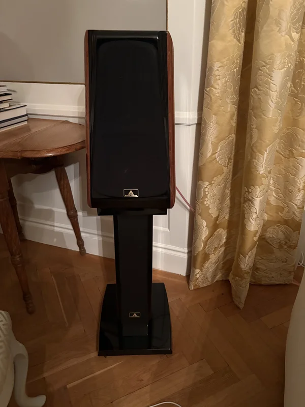Aurum Cantus Leisure 6 med originalstativ och h&ouml;gtalarkablar - Bild 1 av 8