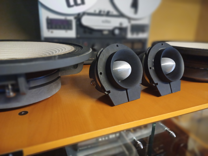 JBL 2402 inkl hållare.