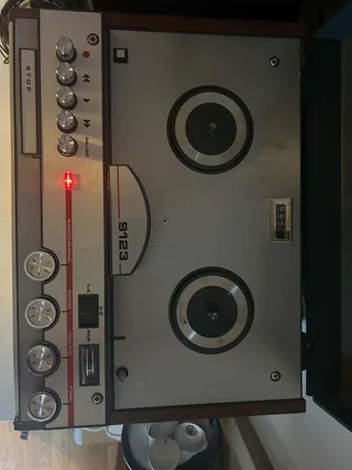 DUX 9123 – Klassisk Vintage Rullbandspelare i Träkabine...