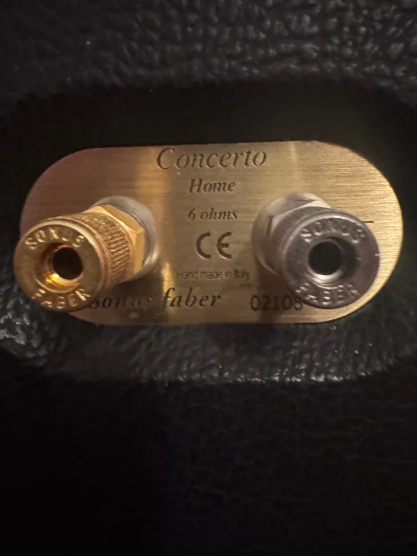 Sonus Faber Concerto med originalstativ i trä/metall Sonus Faber Concerto med originalstativ i trä/metall - Bild 2 av 3