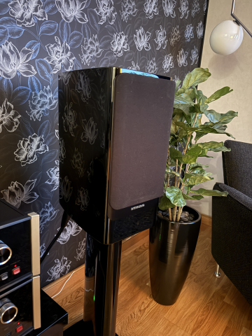 Dynaudio Contour 20 High Gloss Black.