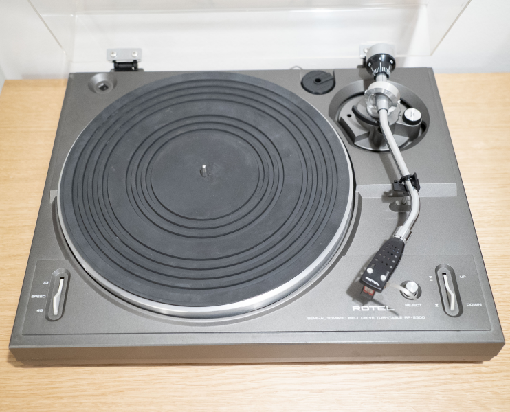 Rotel RP2300 Semi-Automatic Belt-Drive Turntable Rotel RP2300 Semi-Automatic Belt-Drive Turntable - Bild 3 av 4