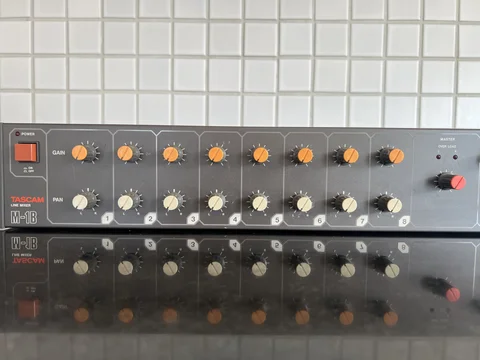 Tascam M-1B Tascam M-1B