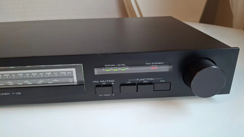 YAMAHA T-05 AM/FM Analog Stereo Tuner YAMAHA T-05 AM/FM Analog Stereo Tuner - Bild 3 av 10