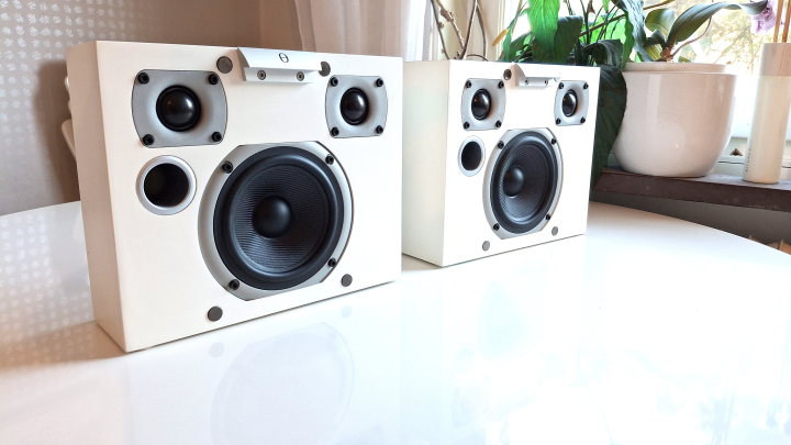 Audiovector K-X high-end vägghögtalare