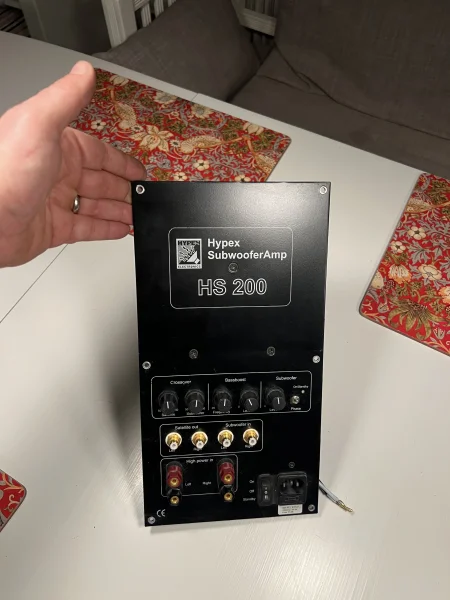 Hypex HS-200 subwoofer f&ouml;rst&auml;rkare och helt nytt Peerless XLS-P830452 element. - Bild 1 av 3