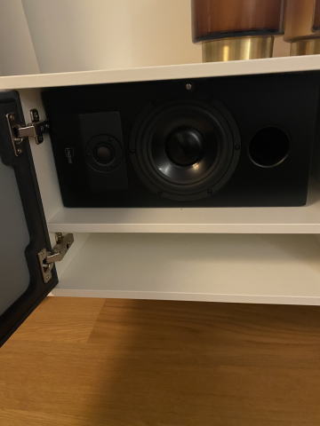 Förstärkare, subwoofer & högtalare Lyngdorf samt möbel UNNU