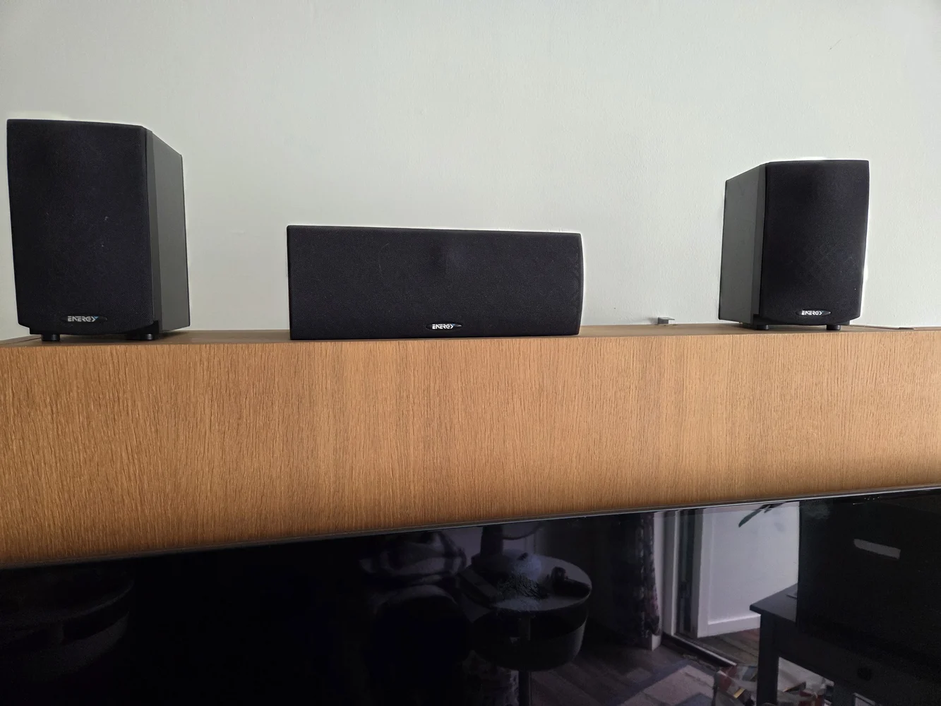 Energy högtalasystem. 1 center 2 front 2 suround och en 8 tum subwoofer.nd