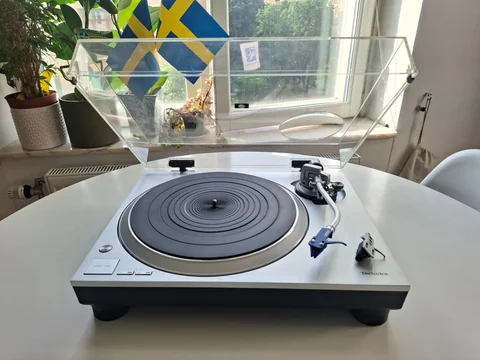 Technics SL-1500C Silver &ndash; Komplett paket med tv&aring; Ortofon-pickuper