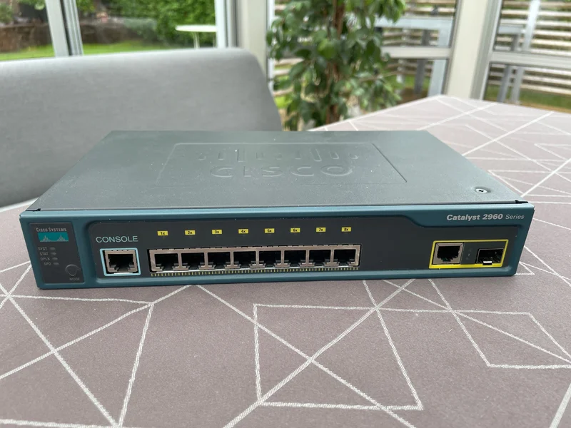Cisco Catalyst 2960 Nätverksswitch + Tp-Link MC220L + SFP modul/kablar Cisco Catalyst 2960 Nätverksswitch + Tp-Link MC220L + SFP modul/kablar - Bild 2 av 5