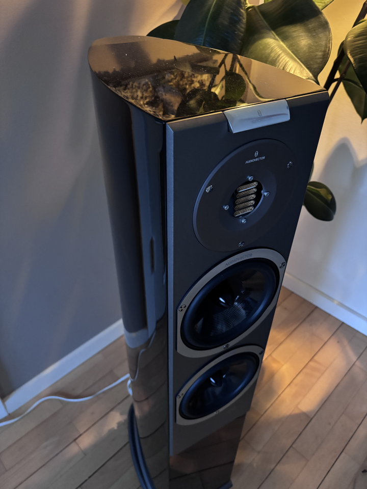 Audiovector R3 Arrete sort piano