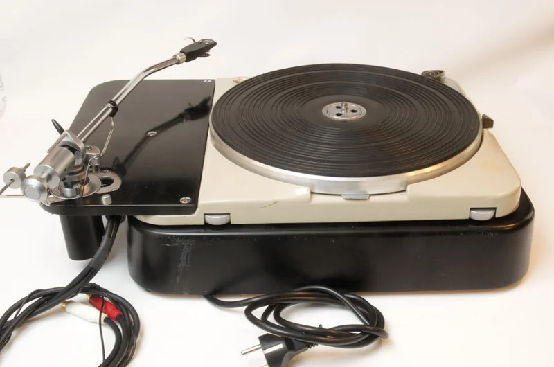Fully restored Thorens TD-124 mk1 (s/n 45564) turntable with an SME 3012 Series II (s/n 7534) tonear - Image 4 of 9