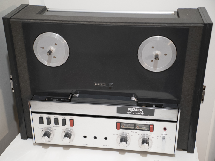 Revox A77 - 2-spårs rullbandspelare i väska med högtalare