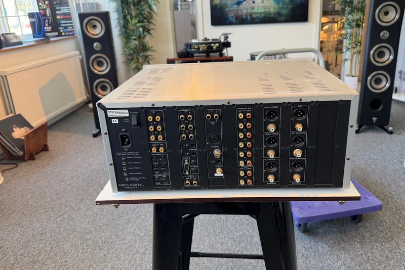 Theta Digital CASABLANCA III - Begagnad digitalprocessor - Bild 2 av 3