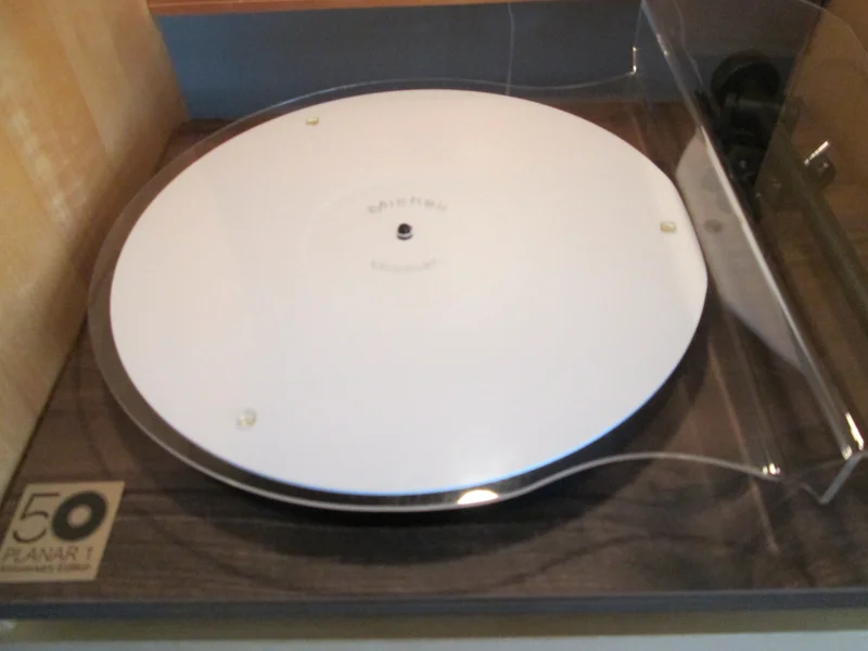 REGA PLANAR 1 VALNÖT (Skivspelarpaket) REGA PLANAR 1 VALNÖT (Skivspelarpaket) - Bild 3 av 4