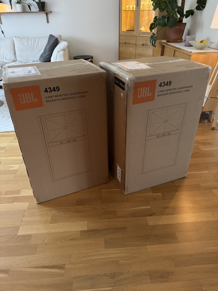 Nästan nya Jbl 4349 + Jp120 stativ